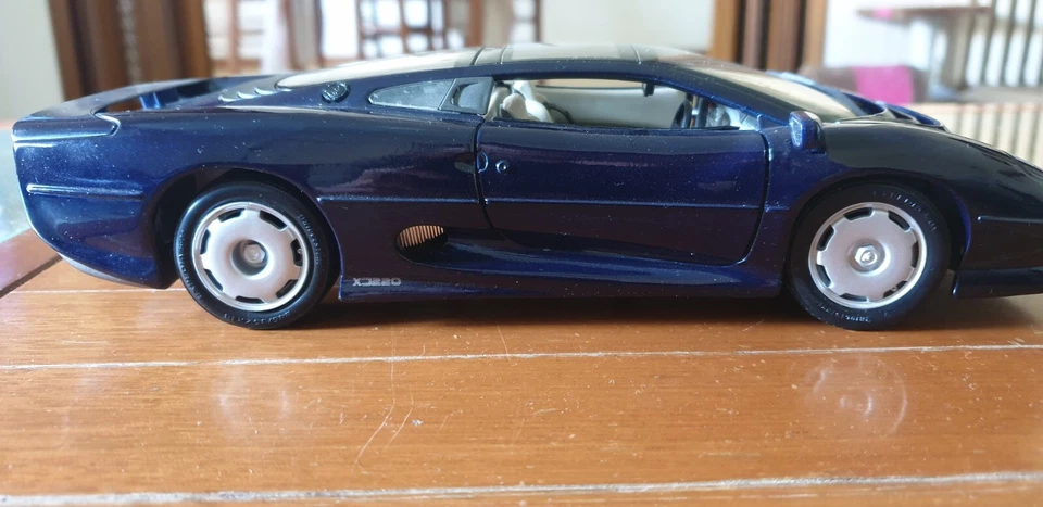 Maisto 1/18 scale Diecast - 31807 Jaguar XJ220 1992 Dark blue - Immagine 2 di 4