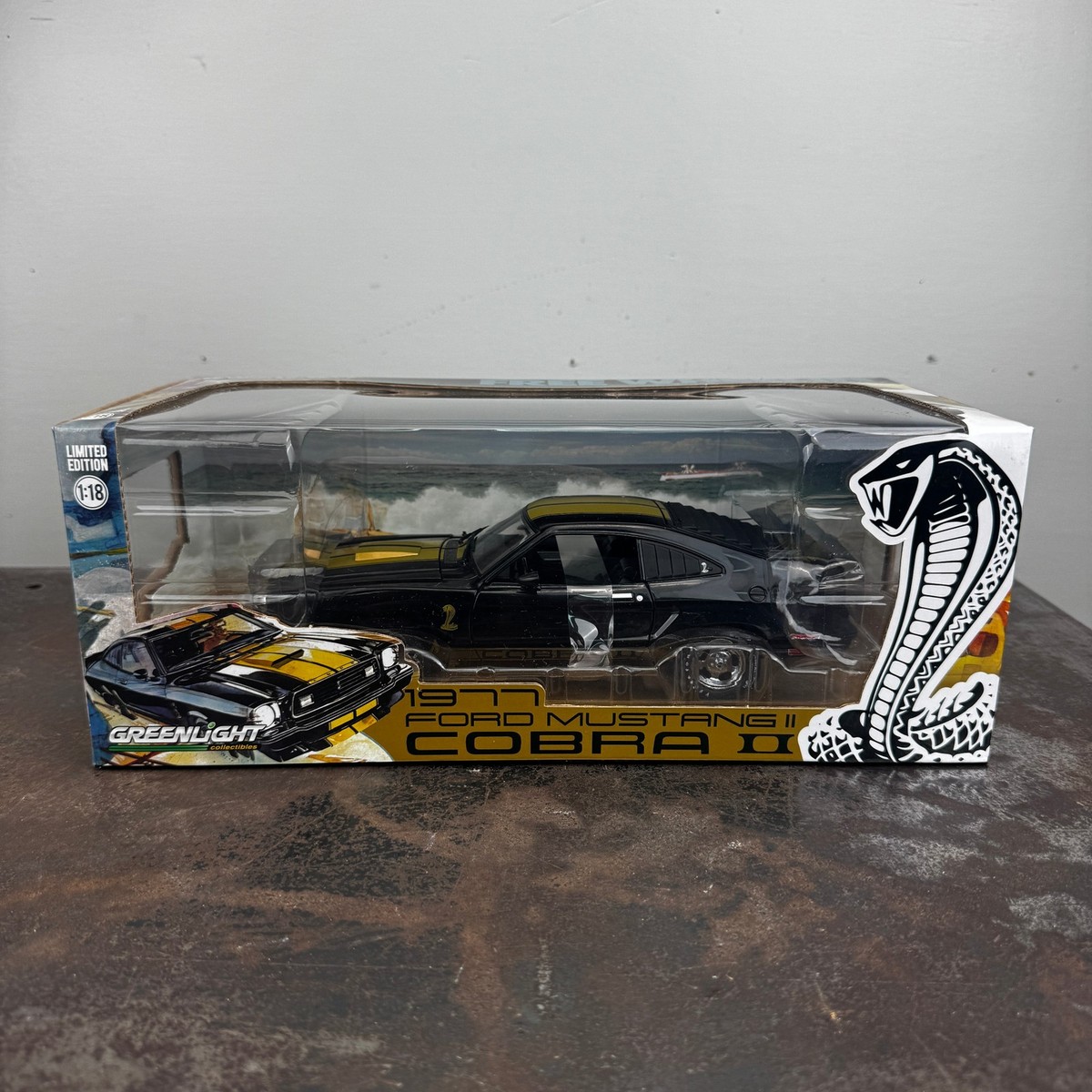 GREENLIGHT Free Wheelin' 1977 Ford Mustang II Cobra II 1:18 Scale