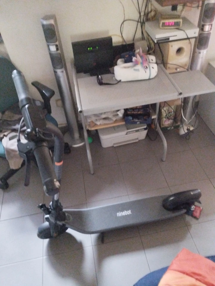 monopattino elettrico nero marca ninebot , 20 km di autonomia e 20 kmh di veloci - Immagine 2 di 3