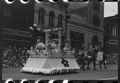 Photo:Memphis Tennessee 1940s Cotton Carnival Parade Float