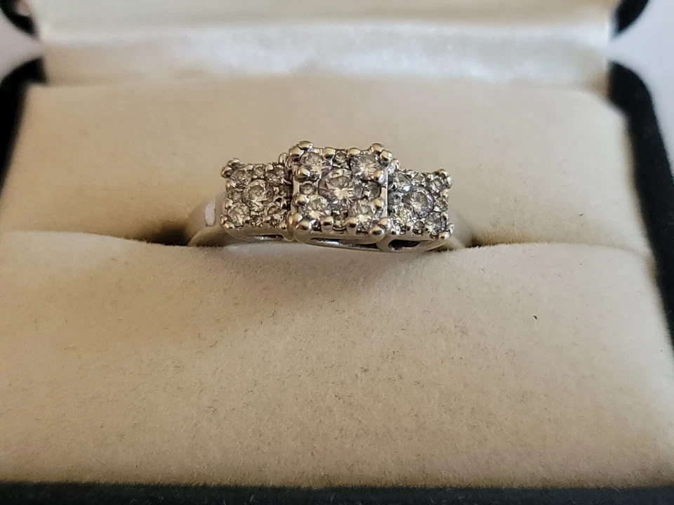 Anillo de compromiso de 1/2 quilate de oro blanco de 14 k con 3 piedras diamantes pasado presente futuro Zales Foto 4 de 4