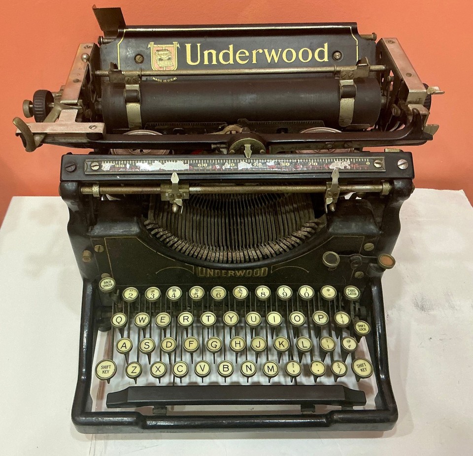 A 1924 Underwood No. 5 in classic all-black — the archetypal American typewriter that defined a century of writing, now a striking desktop sculpture.