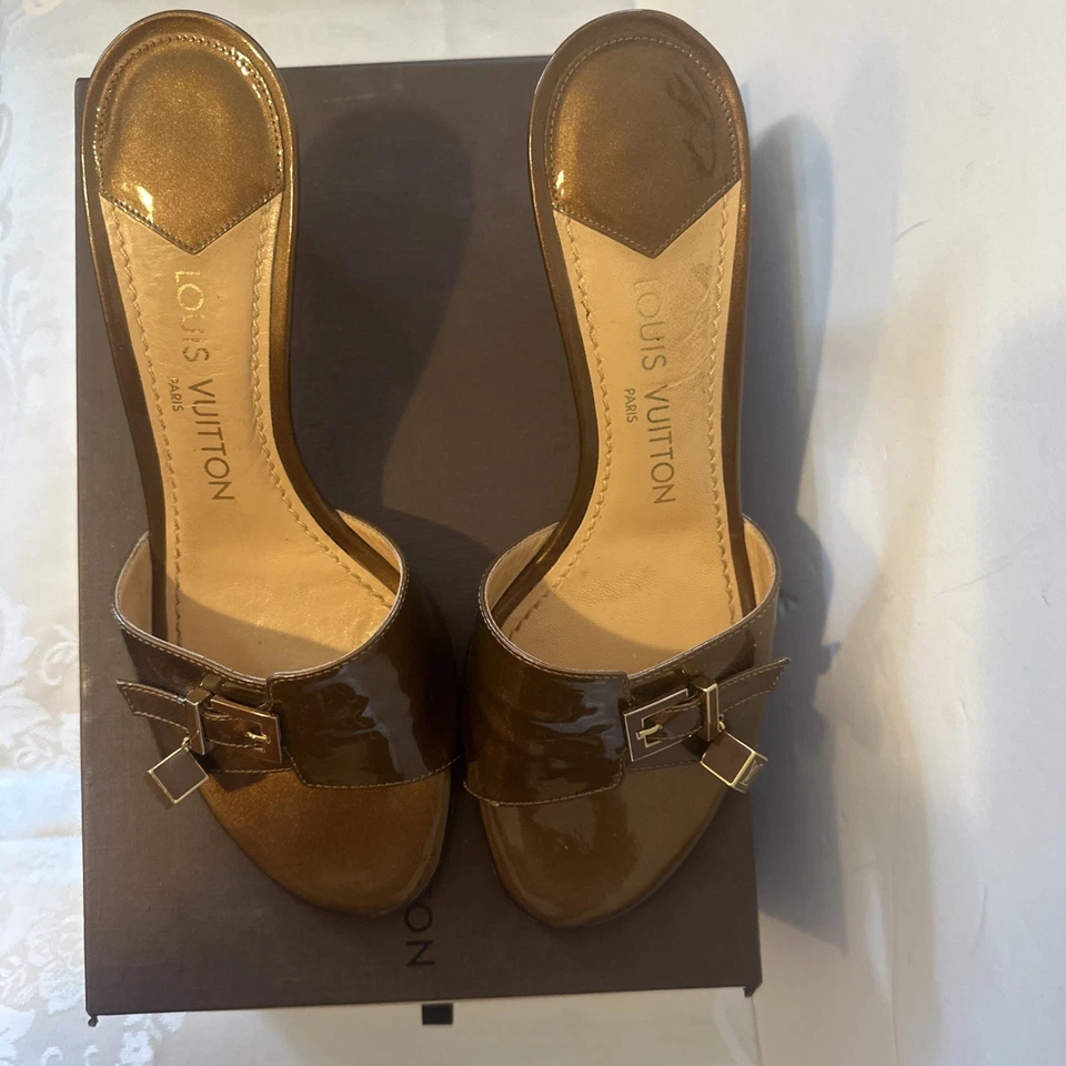 Berloque LOUIS VUITTON bege nude logotipo LV fivela gatinho sandálias saltos 7,5 - Imagem 3 de 4