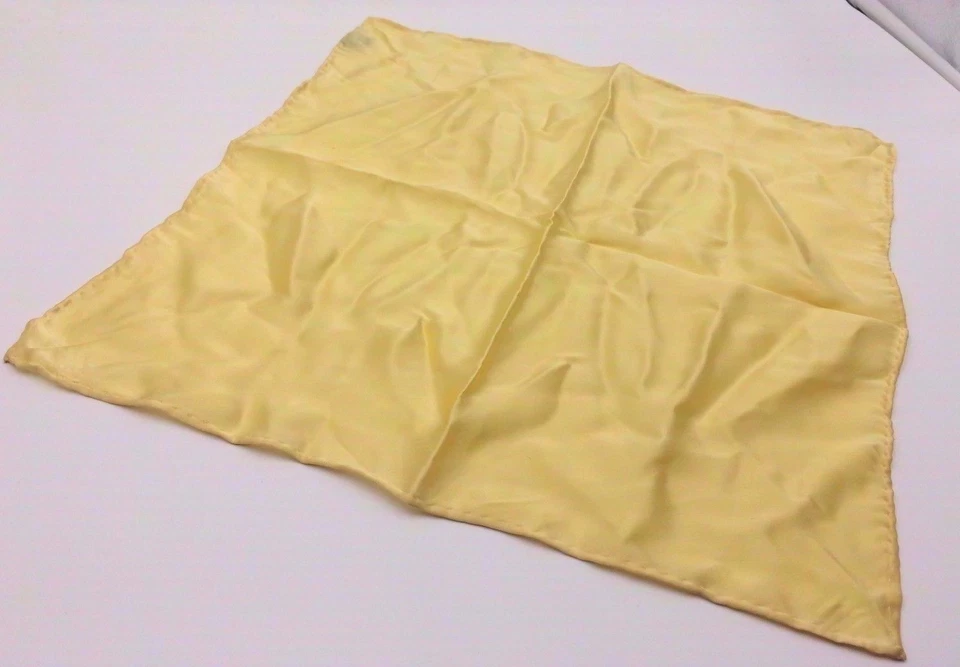 $95 Bloomingdales Para Hombres Pañuelo Amarillo Sólido Vestido Informal Seda Bolsillo Cuadrado Foto 4 de 4