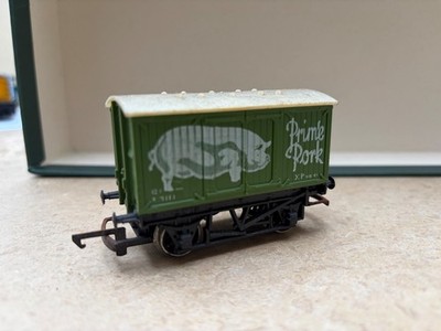 Hornby R.162 / R.216 'Prime Pork' mit Schweinegrafik, grüner Korpus, weißes Dach