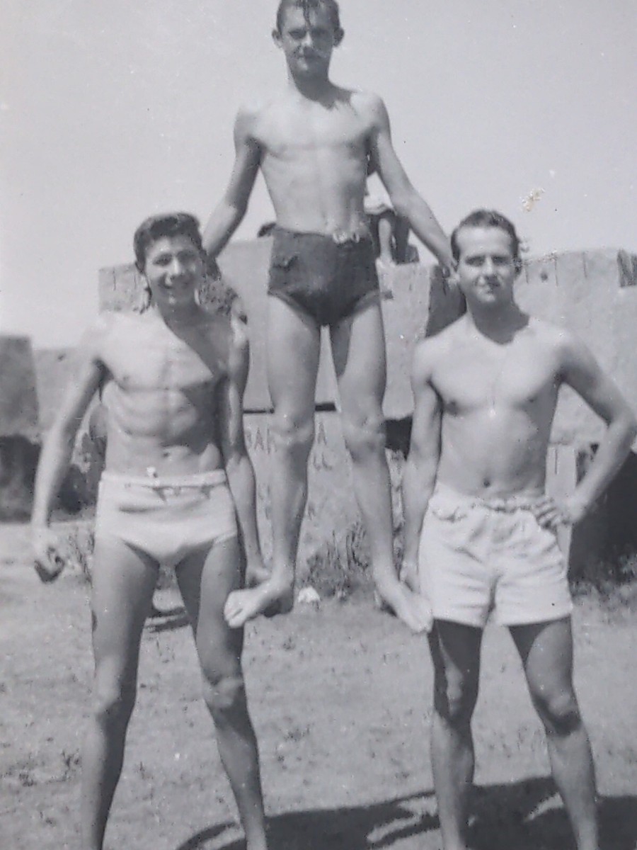 Vintage 1940s Photo Guys Bathing Suit Speedo Bulge Gay Interest B9