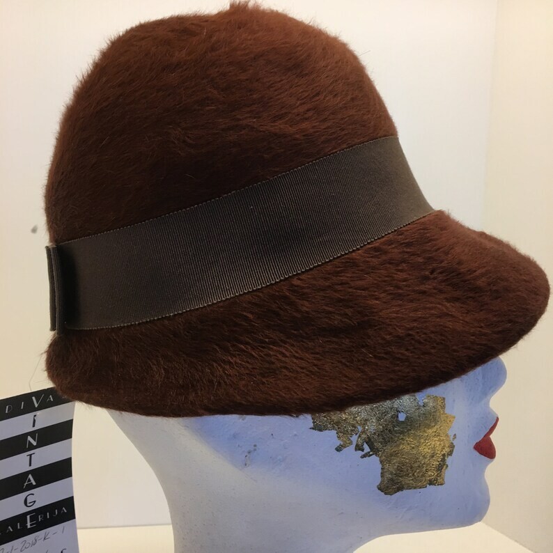 Ladies Hats Red Haired Amazona Cloche Hat Wool Blower Fedora  display picture 1
