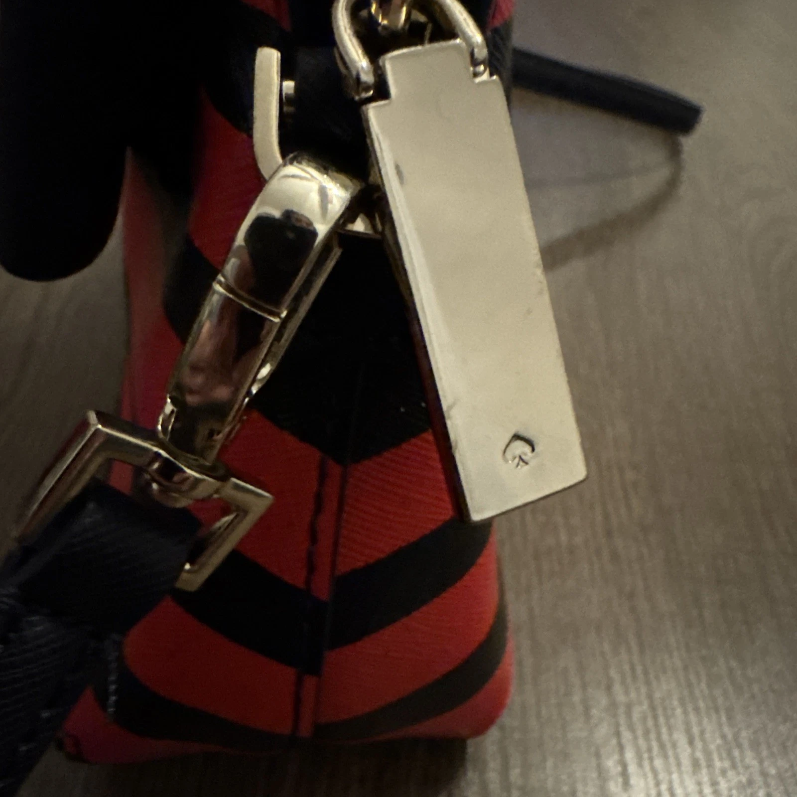 Borsa a tracolla Kate Spade New York Julia Street Mini Maise blu navy e righe rosse