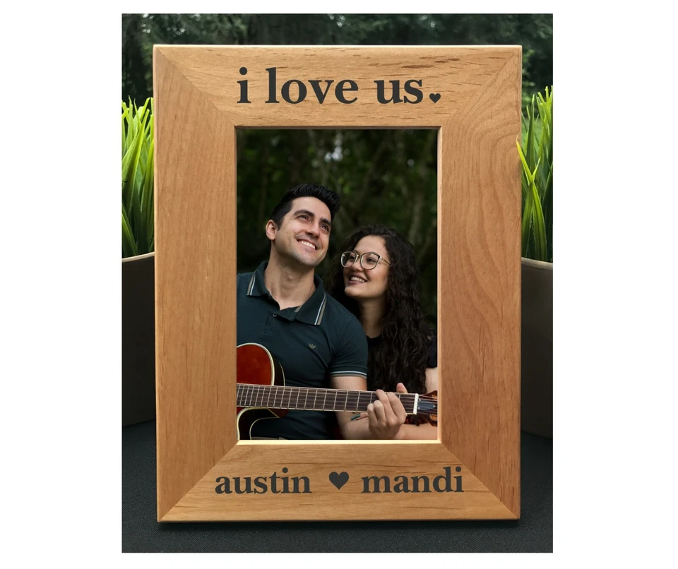 Marco de fotos grabado personalizado "I Love Us" - Regalo personalizado para compromiso o Foto 2 de 4