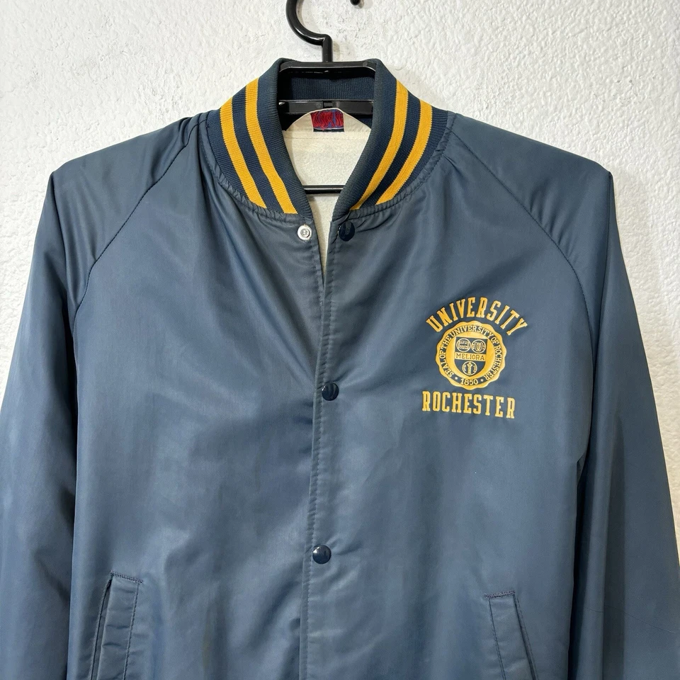 Chaqueta Bomber Vintage MVP Satén Talla L Universidad de Rochester Meliora Azul Foto 2 de 4