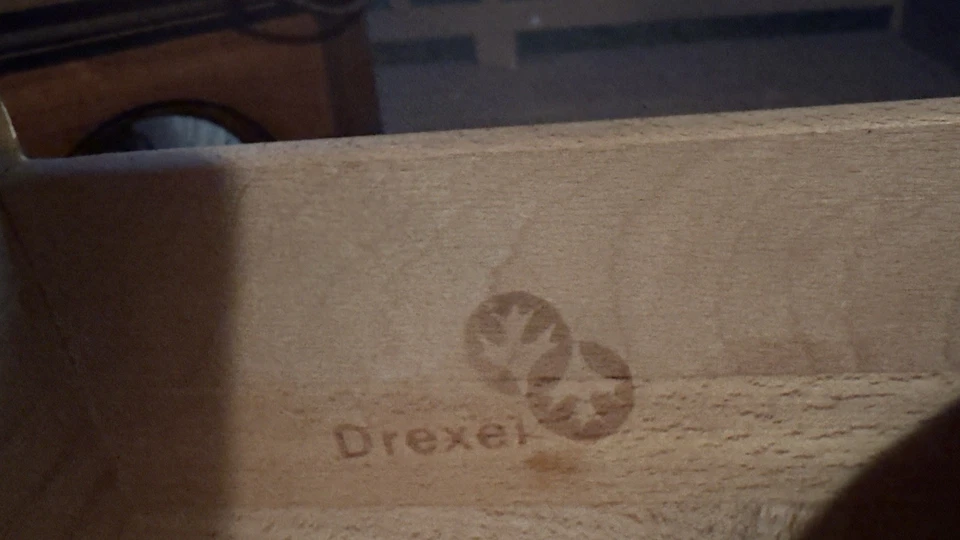 Mesa auxiliar provincial francesa Drexel vintage cajón tallado patas descapotables madera maciza Foto 3 de 3