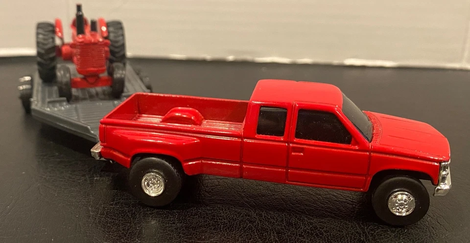 Vintage 1995 ERTL GMC Pickup w/ Case IH Farm Tractor&Trailer 1/64 Scale Diecast - Image 3 of 4