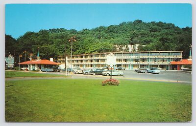Roadside~Howard Johnsons Motor Lodge & Restaurant Wheeling WV~Vintage Postcard