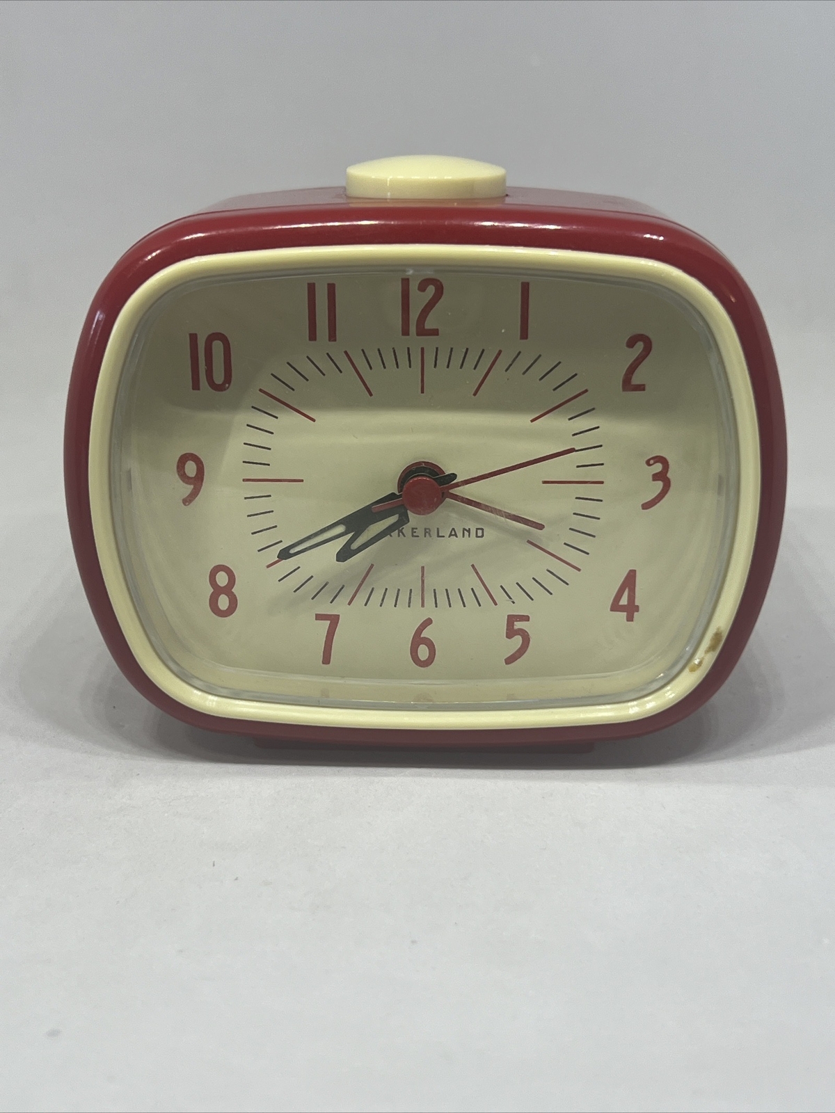 Kikkerland Retro Battery Operated Alarm Clock Vintage Style Desktop Nightst