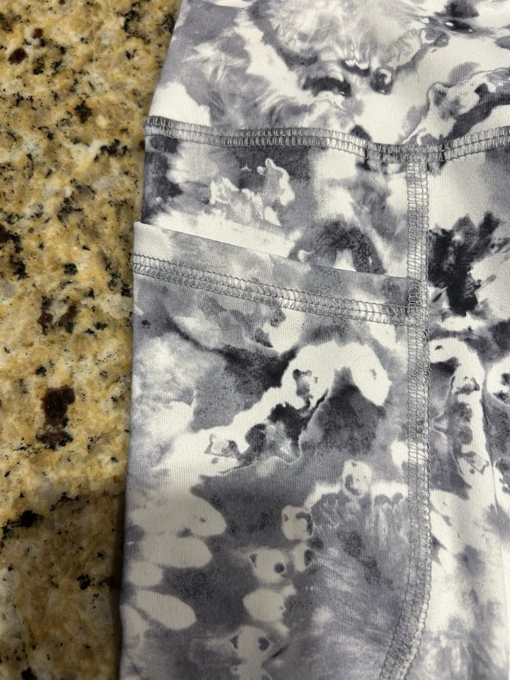 Paquete Bebe Top Gris Manga Corta y Gris Blanco y Negro Capri Ambas Talla Grande Foto 4 de 4