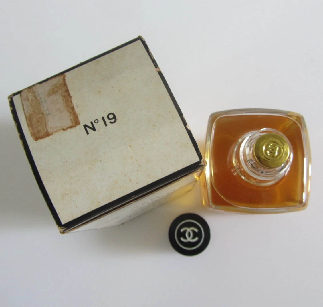 Eau de Toilette SPLASH M.M. Chanel N 19 de colección Botella 250ml SELLADA; caja como en la foto