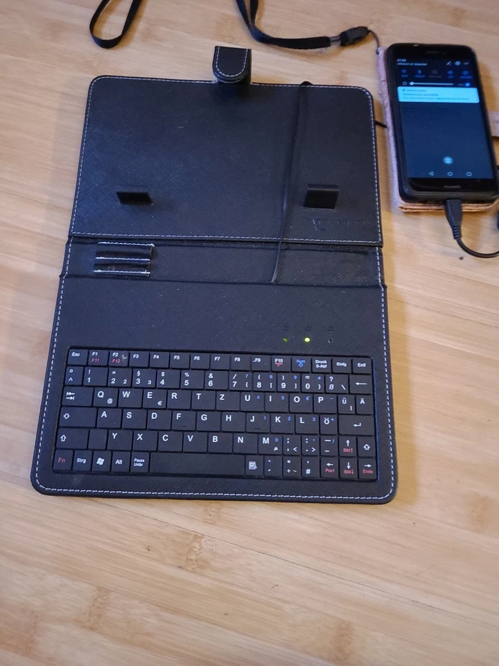 Touchlet Tablet Tastatur Hülle mit USB OTG Adapter – QWERTZ Keyboard Case - Bild 3 von 4