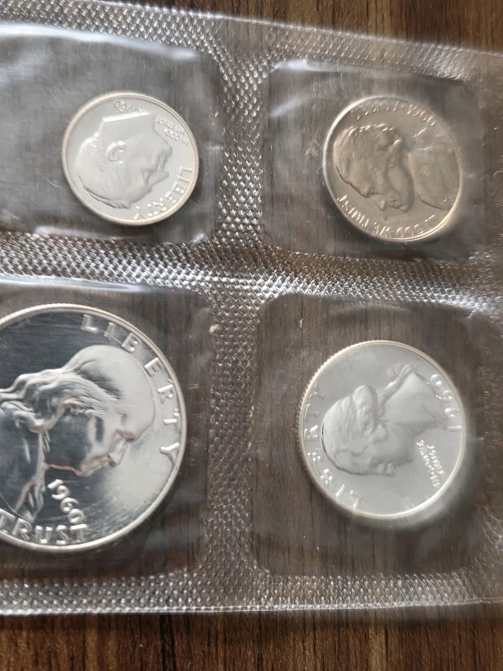 1960P US MINT SET IN ORIGINAL PACKAGING 5 COIN SET B/U CONDITION WITH LUSTER - Image 3 of 4
