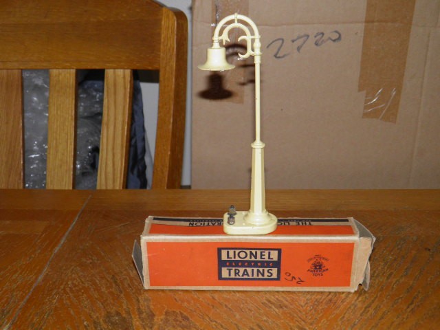 LIONEL 58 YELLOW LAMP POST WITH ORIGINAL BOX WORKS NICE LOOKING LAMP POST LOOK