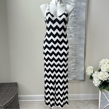 Forever 21 Black and White Chevron Dress Size M