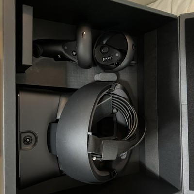 Oculus Rift S VR Headset with Controllers