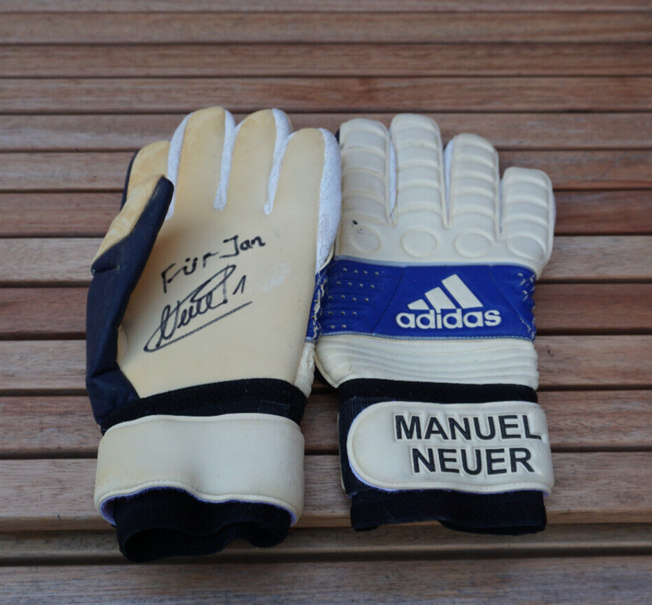 Retro goalkeeper gloves by Manuel Neuer FC Schalke 04 signed with dedication