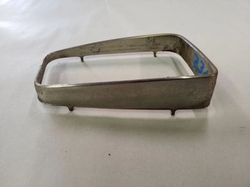 Anillo de ajuste cromado de luz de estacionamiento delantera izquierda para Mercedes Benz 300D 300SD 1981-1987 Foto 4 de 4