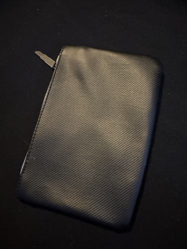 IPSY Cosmético Maquillaje Glamour Bolso Bonito Malvado Vampiro Labios Colmillos Octubre 2021 - Imagen 6 de 9