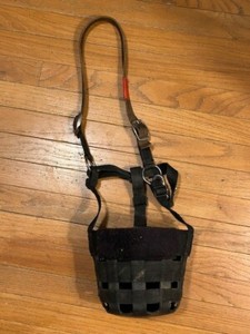 Weaver grazing muzzle size medium black. Leather crown. Polar fleece padding