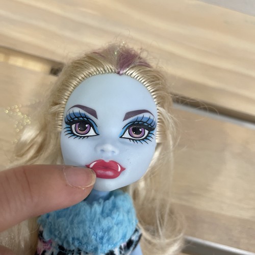 Monster High Art Class Abbey Bominable Doll (No Left Arm) READ DESCRIPTION - Picture 12 of 14