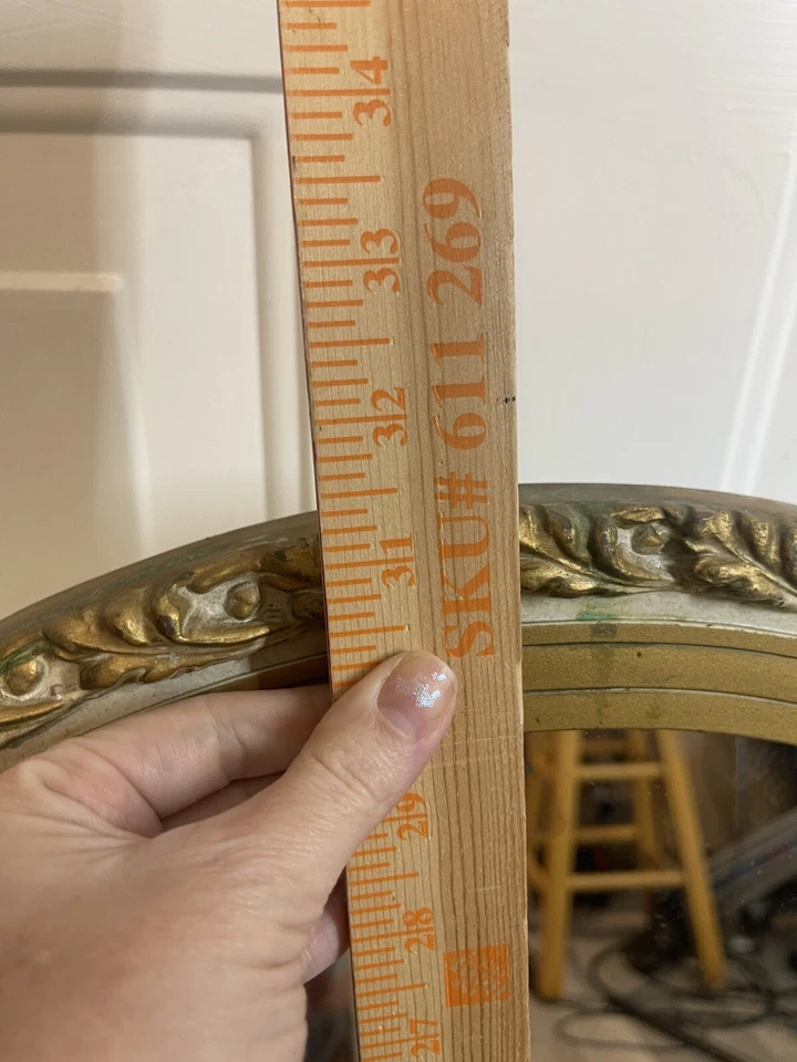 Antiguo botiquín de baño con espejo ovalado antiguo empotrado en la pared dorada ornamentada Foto 2 de 4