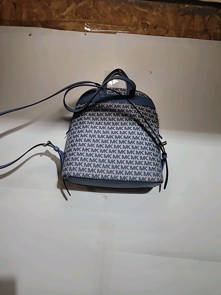 Michael Kors Azul Claro Cartera Mochila Estilo Amplia Luz y Moda Adelante. Foto 2 de 4