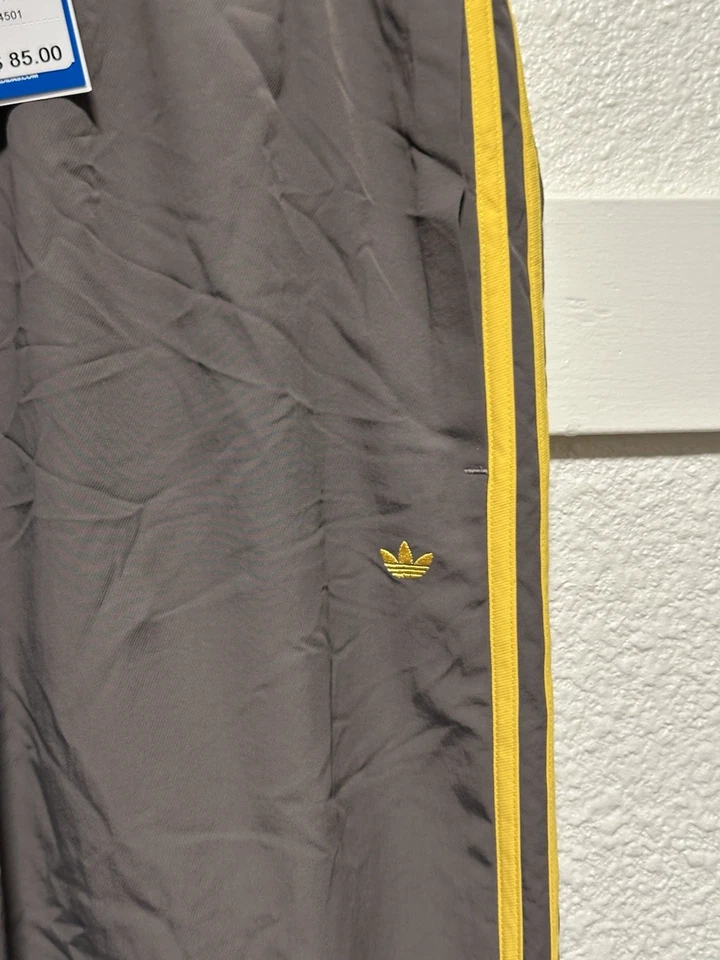 Pantalones de chándal Adidas tejidos talla M para hombre gris amarillo logotipo del trébol baloncesto IY0159 Foto 4 de 4