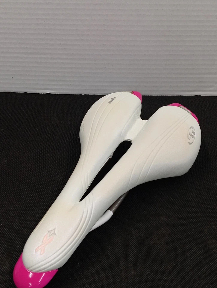 Sillín de gel con adición especial Ruby Bodygeomerty 143 WH/Pk concienciación sobre el cáncer de mama. Foto 2 de 4