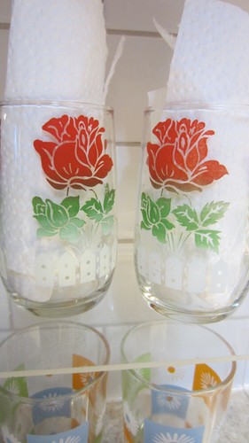4 Retro Kitchen Glasses, Tall Roses Daisies Juice Milk Tumblers Granny Core - Picture 3 of 6