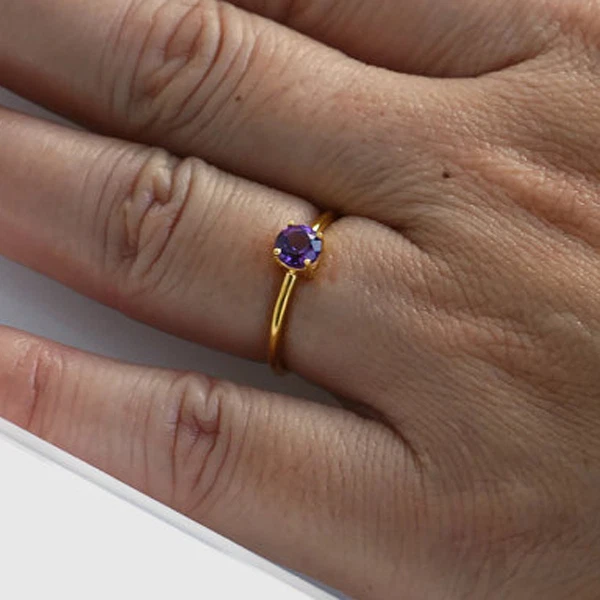 天然圆形紫色紫水晶 14K 纯金 可堆叠 Tinny 戒指 尺寸 8 — 第 4/4 张图片