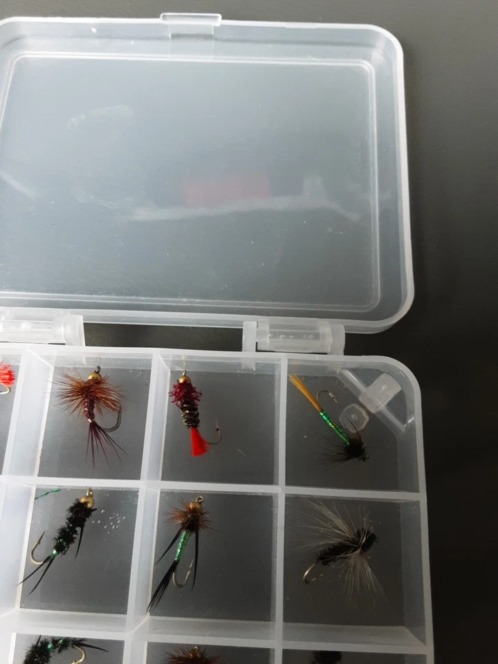 Fliegenfischen: 12 Handgebundene Fliegen/Nymphen mit Box - Bild 4 von 4