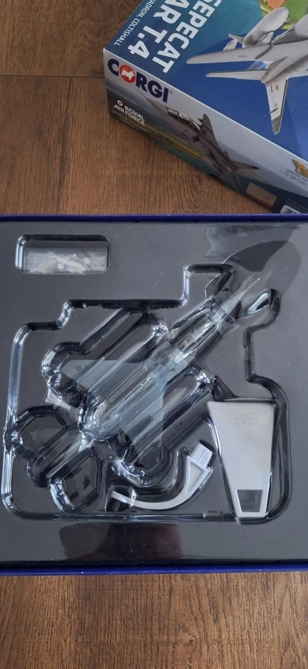 Corgi Av Arch AA35415 1:72 Sepecat Jaguar T.4 RAF No 16 Sqn Coltishall нетронутый - Изображение 4 из 4