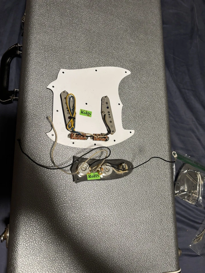 Golpeador Fender Custom Shop 67 Mustang cargado y pastillas vibrato para heridas manuales Foto 2 de 4