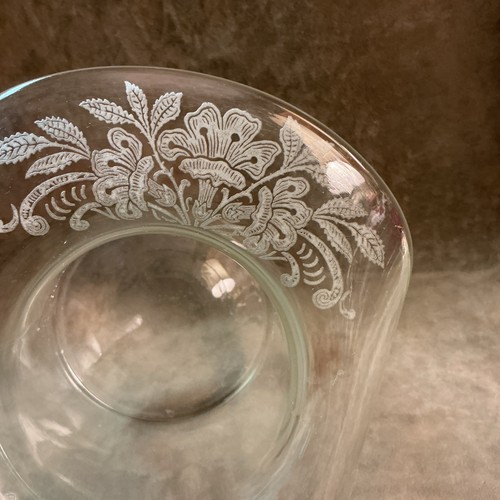 Vintage 1940s larger top hat design vase with floral etched design on clear - Picture 3 of 4