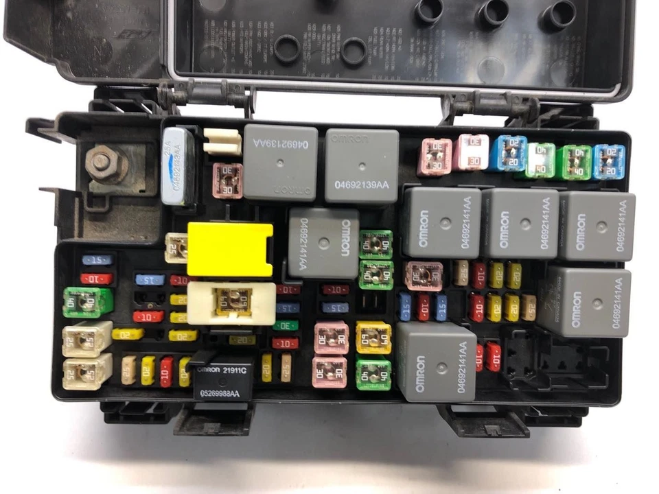 Chrysler Town & Country 2009 módulo de alimentación totalmente integrado caja de fusibles 4692302ab Foto 2 de 4