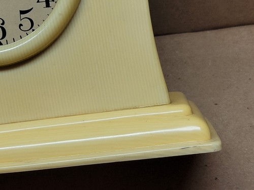 Larger Bakelite Celluloid Cream Amber Desk Table Clock Runs Good Condition - Picture 6 of 21