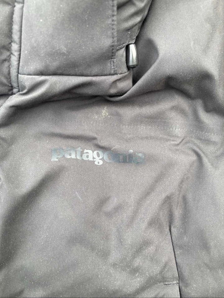 Parka Patagonia Down With It negra con capucha chaqueta acolchada larga para mujer Foto 3 de 4