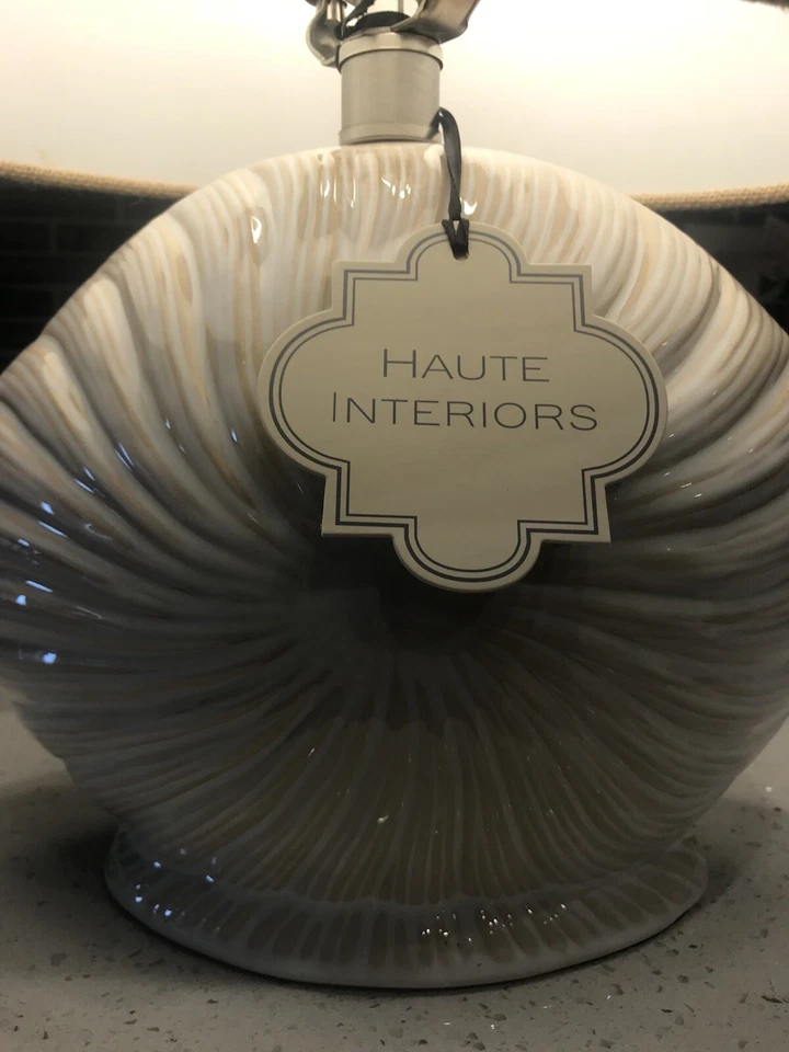 Lámpara de mesa moderna con forma de carcasa/festoneada para interiores altos con arpillera de pantalla Foto 3 de 4