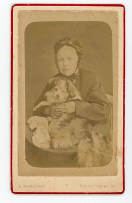 PHOTO CDV PAREY St Menehould, an old lady in a hat poses with her dog