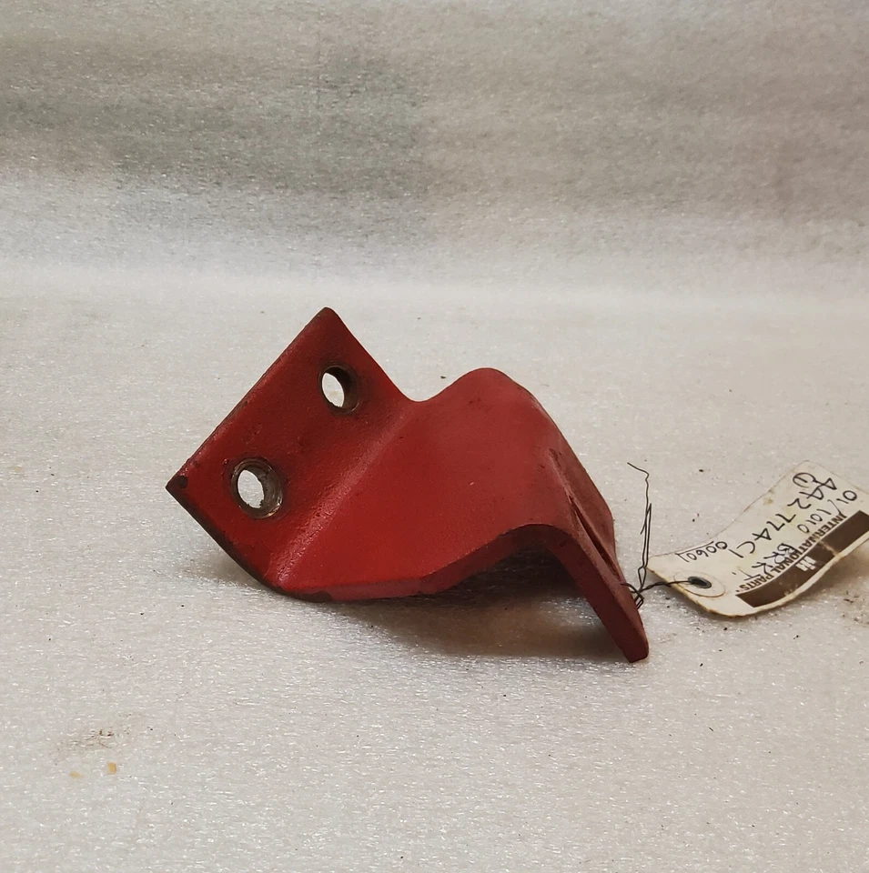 74-75 International Pickup, Travelall, soporte de montaje de parachoques (lado derecho) Foto 4 de 4