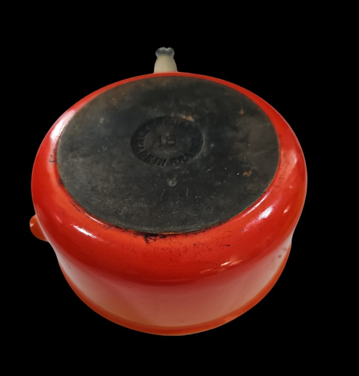 Le Creuset Orange Cast Iron 18 Saucepan w/ Lid & Wooden Handle Pour