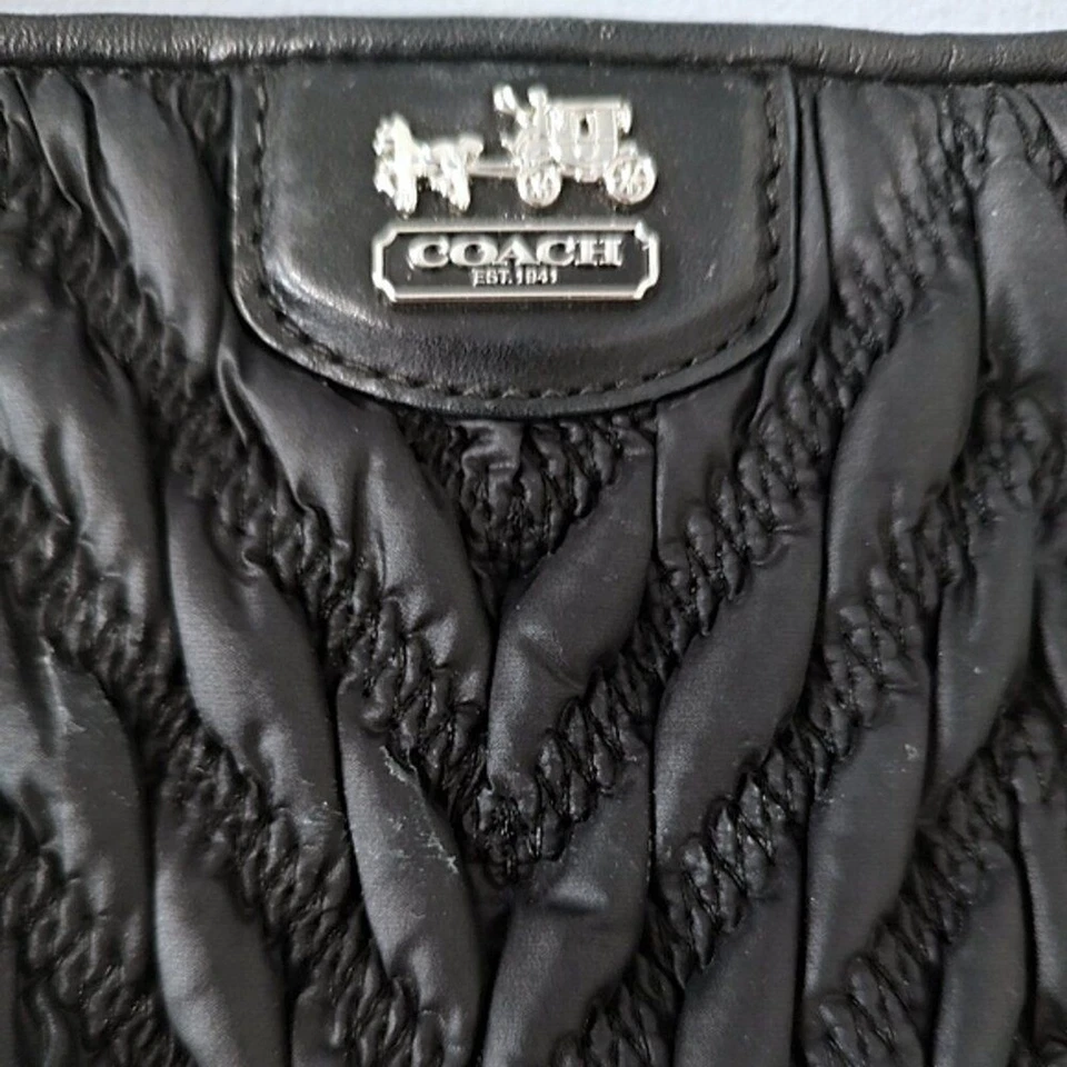 Coach 70 Aniversario Madison Satinado Acolchado Chevron Demi Pochette Usado en Excelente Condición # Foto 2 de 4