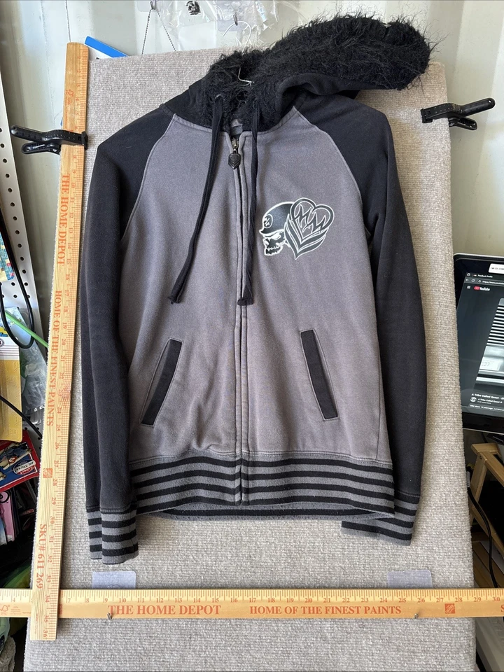 漂亮的金属 Mulisha 拉链连帽衫女式中号黑色/灰色 — 第 2/4 张图片