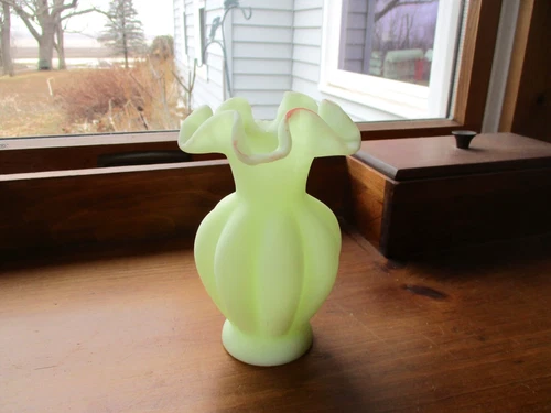 VINTAGE FENTON MELON SATIN RUFFLED RIM VASE